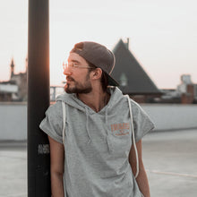 Laden Sie das Bild in den Galerie-Viewer, SLEEVELESS HOODY (UNISEX)